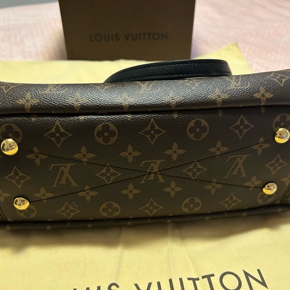 Louie Vuitton handbag. Barely used! Retails for $1500 - Picture 4 of 6